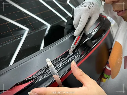 사틴 블랙으로 전체랩핑 된 BMW X6 사고로 까진 뒷범퍼 강서구 랩핑 전문점 비비 오토 랩 부산점에서 부분 랩핑 재시공으로 수리하기 / 부산 강서구