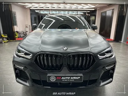 사틴 블랙으로 전체랩핑 된 BMW X6 사고로 까진 뒷범퍼 강서구 랩핑 전문점 비비 오토 랩 부산점에서 부분 랩핑 재시공으로 수리하기 / 부산 강서구