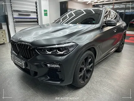 사틴 블랙으로 전체랩핑 된 BMW X6 사고로 까진 뒷범퍼 강서구 랩핑 전문점 비비 오토 랩 부산점에서 부분 랩핑 재시공으로 수리하기 / 부산 강서구