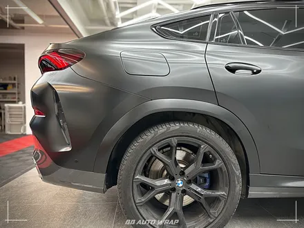 사틴 블랙으로 전체랩핑 된 BMW X6 사고로 까진 뒷범퍼 강서구 랩핑 전문점 비비 오토 랩 부산점에서 부분 랩핑 재시공으로 수리하기 / 부산 강서구