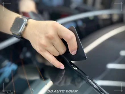부산 PPF 전문점에서 BMW 5시리즈 클리프 디자인 스모그 라이트 PPF + 블랙 PPF로 루프스킨 및 창틀 크롬 딜리트 시공하기 / 부산 강서구