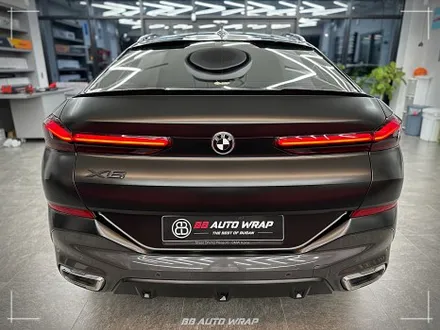 사틴 블랙으로 전체랩핑 된 BMW X6 사고로 까진 뒷범퍼 강서구 랩핑 전문점 비비 오토 랩 부산점에서 부분 랩핑 재시공으로 수리하기 / 부산 강서구