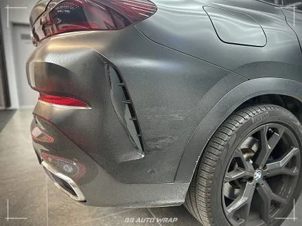 사틴 블랙으로 전체랩핑 된 BMW X6 사고로 까진 뒷범퍼 강서구 랩핑 전문점 비비 오토 랩 부산점에서 부분 랩핑 재시공으로 수리하기 / 부산 강서구