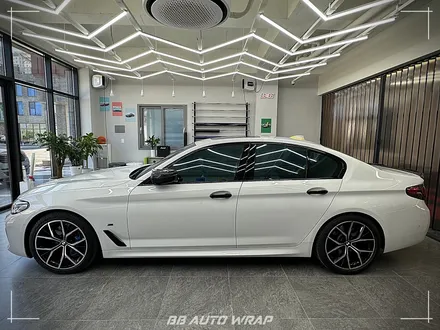 부산 PPF 전문점에서 BMW 5시리즈 클리프 디자인 스모그 라이트 PPF + 블랙 PPF로 루프스킨 및 창틀 크롬 딜리트 시공하기 / 부산 강서구