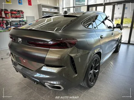 사틴 블랙으로 전체랩핑 된 BMW X6 사고로 까진 뒷범퍼 강서구 랩핑 전문점 비비 오토 랩 부산점에서 부분 랩핑 재시공으로 수리하기 / 부산 강서구