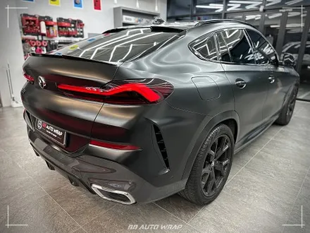 사틴 블랙으로 전체랩핑 된 BMW X6 사고로 까진 뒷범퍼 강서구 랩핑 전문점 비비 오토 랩 부산점에서 부분 랩핑 재시공으로 수리하기 / 부산 강서구