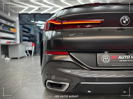 사틴 블랙으로 전체랩핑 된 BMW X6 사고로 까진 뒷범퍼 강서구 랩핑 전문점 비비 오토 랩 부산점에서 부분 랩핑 재시공으로 수리하기 / 부산 강서구