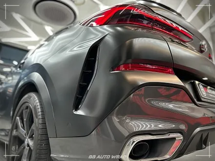 사틴 블랙으로 전체랩핑 된 BMW X6 사고로 까진 뒷범퍼 강서구 랩핑 전문점 비비 오토 랩 부산점에서 부분 랩핑 재시공으로 수리하기 / 부산 강서구