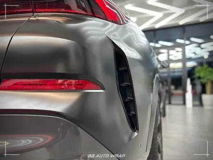 사틴 블랙으로 전체랩핑 된 BMW X6 사고로 까진 뒷범퍼 강서구 랩핑 전문점 비비 오토 랩 부산점에서 부분 랩핑 재시공으로 수리하기 / 부산 강서구