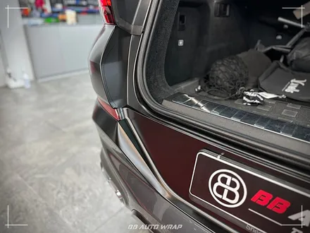 사틴 블랙으로 전체랩핑 된 BMW X6 사고로 까진 뒷범퍼 강서구 랩핑 전문점 비비 오토 랩 부산점에서 부분 랩핑 재시공으로 수리하기 / 부산 강서구
