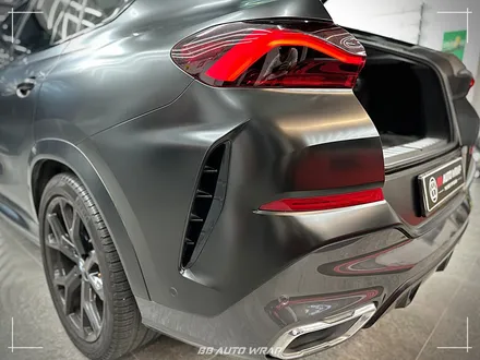사틴 블랙으로 전체랩핑 된 BMW X6 사고로 까진 뒷범퍼 강서구 랩핑 전문점 비비 오토 랩 부산점에서 부분 랩핑 재시공으로 수리하기 / 부산 강서구