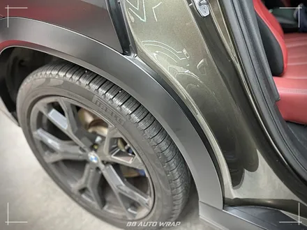 사틴 블랙으로 전체랩핑 된 BMW X6 사고로 까진 뒷범퍼 강서구 랩핑 전문점 비비 오토 랩 부산점에서 부분 랩핑 재시공으로 수리하기 / 부산 강서구