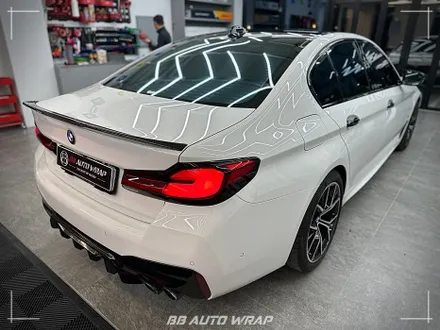 부산 PPF 전문점에서 BMW 5시리즈 클리프 디자인 스모그 라이트 PPF + 블랙 PPF로 루프스킨 및 창틀 크롬 딜리트 시공하기 / 부산 강서구
