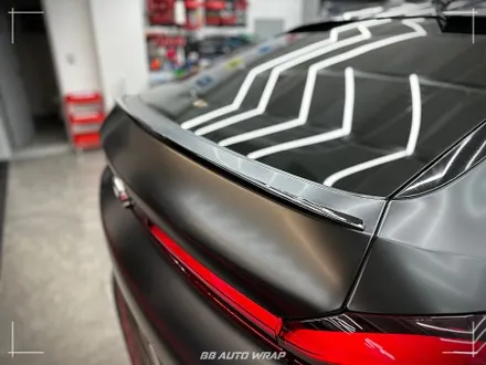 사틴 블랙으로 전체랩핑 된 BMW X6 사고로 까진 뒷범퍼 강서구 랩핑 전문점 비비 오토 랩 부산점에서 부분 랩핑 재시공으로 수리하기 / 부산 강서구