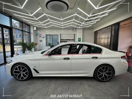 부산 PPF 전문점에서 BMW 5시리즈 클리프 디자인 스모그 라이트 PPF + 블랙 PPF로 루프스킨 및 창틀 크롬 딜리트 시공하기 / 부산 강서구
