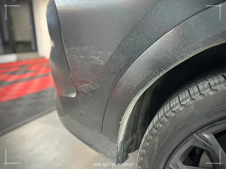 사틴 블랙으로 전체랩핑 된 BMW X6 사고로 까진 뒷범퍼 강서구 랩핑 전문점 비비 오토 랩 부산점에서 부분 랩핑 재시공으로 수리하기 / 부산 강서구