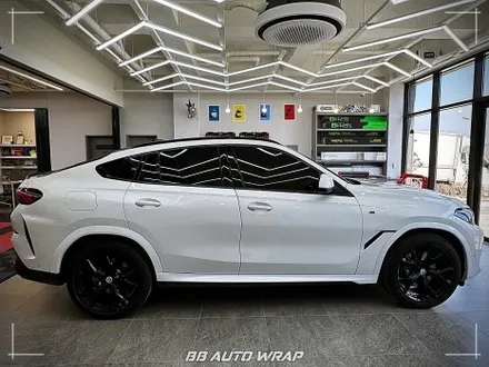 사고로 인해 손상된 BMW X6 크롬랩핑 보험처리로 수리부터 랩핑 시공까지 한 번에 해결하기! 창원랩핑 / 부산 강서구 명지동