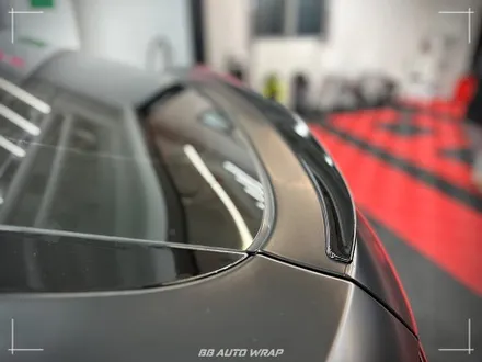 사틴 블랙으로 전체랩핑 된 BMW X6 사고로 까진 뒷범퍼 강서구 랩핑 전문점 비비 오토 랩 부산점에서 부분 랩핑 재시공으로 수리하기 / 부산 강서구