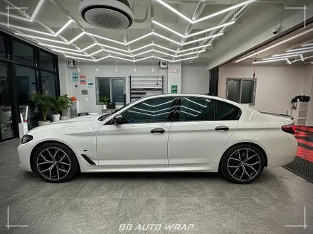 부산 PPF 전문점에서 BMW 5시리즈 클리프 디자인 스모그 라이트 PPF + 블랙 PPF로 루프스킨 및 창틀 크롬 딜리트 시공하기 / 부산 강서구