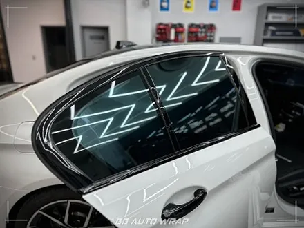 부산 PPF 전문점에서 BMW 5시리즈 클리프 디자인 스모그 라이트 PPF + 블랙 PPF로 루프스킨 및 창틀 크롬 딜리트 시공하기 / 부산 강서구