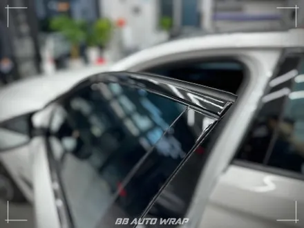 부산 PPF 전문점에서 BMW 5시리즈 클리프 디자인 스모그 라이트 PPF + 블랙 PPF로 루프스킨 및 창틀 크롬 딜리트 시공하기 / 부산 강서구