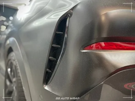 사틴 블랙으로 전체랩핑 된 BMW X6 사고로 까진 뒷범퍼 강서구 랩핑 전문점 비비 오토 랩 부산점에서 부분 랩핑 재시공으로 수리하기 / 부산 강서구