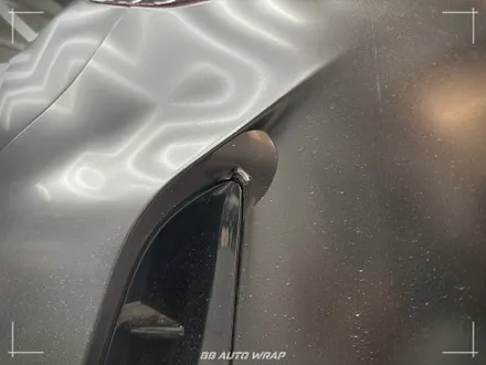 사틴 블랙으로 전체랩핑 된 BMW X6 사고로 까진 뒷범퍼 강서구 랩핑 전문점 비비 오토 랩 부산점에서 부분 랩핑 재시공으로 수리하기 / 부산 강서구