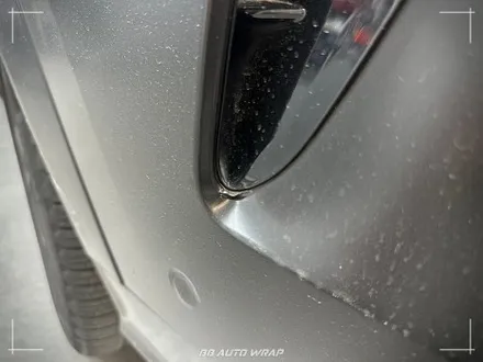 사틴 블랙으로 전체랩핑 된 BMW X6 사고로 까진 뒷범퍼 강서구 랩핑 전문점 비비 오토 랩 부산점에서 부분 랩핑 재시공으로 수리하기 / 부산 강서구