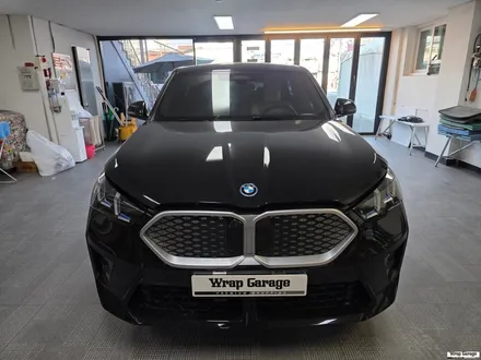 청주 랩핑 BMW IX2 그릴 랩핑 시공 블랙유광 랩핑! / 청주시 청원구