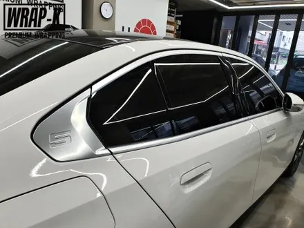 BMW 5시리즈 G60 G30 크롬죽이기 랩핑 화이트 & 블랙은 늘 옳다! / 경기 고양 덕양