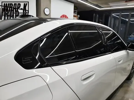 BMW 5시리즈 G60 G30 크롬죽이기 랩핑 화이트 & 블랙은 늘 옳다! / 경기 고양 덕양