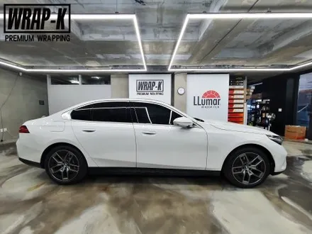 BMW 5시리즈 G60 G30 크롬죽이기 랩핑 화이트 & 블랙은 늘 옳다! / 경기 고양 덕양