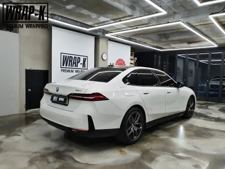 BMW 5시리즈 G60 G30 크롬죽이기 랩핑 화이트 & 블랙은 늘 옳다! / 경기 고양 덕양