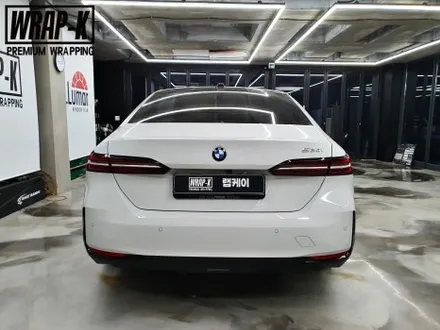 BMW 5시리즈 G60 G30 크롬죽이기 랩핑 화이트 & 블랙은 늘 옳다! / 경기 고양 덕양