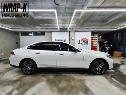 BMW 5시리즈 G60 G30 크롬죽이기 랩핑 화이트 & 블랙은 늘 옳다! / 경기 고양 덕양