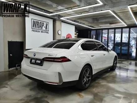 BMW 5시리즈 G60 G30 크롬죽이기 랩핑 화이트 & 블랙은 늘 옳다! / 경기 고양 덕양