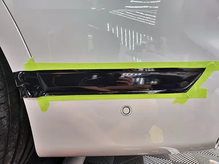 수원 광교 동탄 랩핑 BMW X7 스포츠 크롬죽이기 크롬딜리트 출장시공 윈도우몰딩 도어하단 블랙유광 / 수원시 영통구 이의동