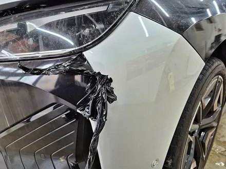 수원 광교 BMW IX50 전체 랩핑 포인트 루프스킨 점착제 제거 / 수원시 영통구 이의동