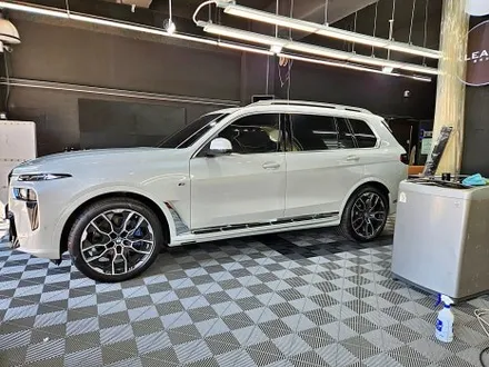 수원 광교 동탄 랩핑 BMW X7 스포츠 크롬죽이기 크롬딜리트 출장시공 윈도우몰딩 도어하단 블랙유광 / 수원시 영통구 이의동