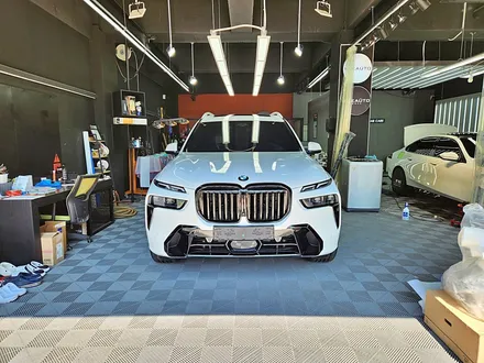수원 광교 동탄 랩핑 BMW X7 스포츠 크롬죽이기 크롬딜리트 출장시공 윈도우몰딩 도어하단 블랙유광 / 수원시 영통구 이의동