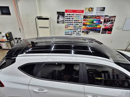 수원 광교 현대 올뉴 투싼 TL MEXX 고광택필름 블랙 유광 루프스킨 자동차 천장 랩핑 / 수원시 영통구 이의동