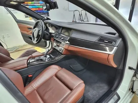 BMW F바디 520D 우드트림 실내 리얼카본 포인트 랩핑 3M 유광카본 자동차 고퀄리티 랩핑 맛집 / 수원시 영통구 이의동