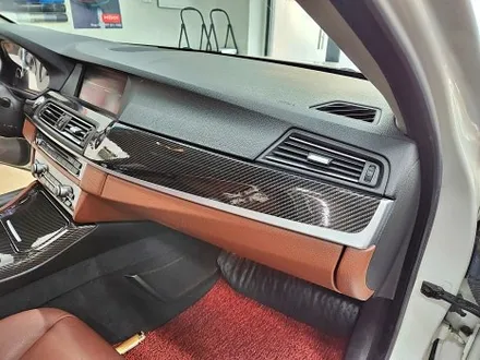BMW F10 F바디 528I 실내랩핑 우드트림 유광카본랩핑 자동차 튜닝 랩핑 실내복원 1인시공 고퀄리티 맛집 / 수원시 영통구 이의동