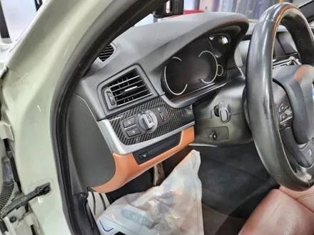 BMW F바디 520D 우드트림 실내 리얼카본 포인트 랩핑 3M 유광카본 자동차 고퀄리티 랩핑 맛집 / 수원시 영통구 이의동