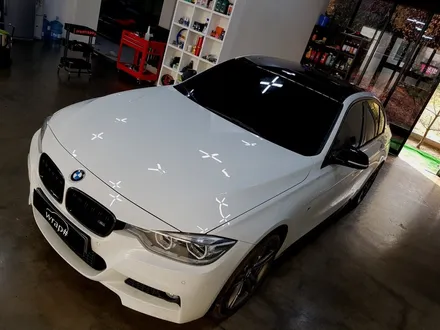 [랩샵]수원랩핑 BMW320D루프스킨 BMW루프스킨 BMW랩핑 포인트랩핑 부분랩핑 크롬랩핑 오토바이PPF 오토바이랩핑 생활보호PPF 유리막코팅 / 수원시 영통구 이의동