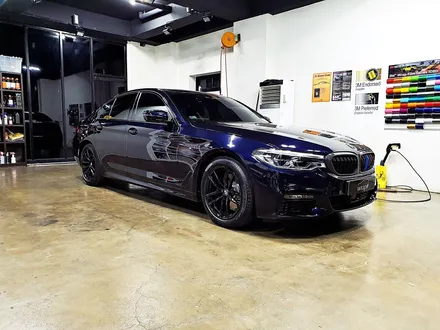 [랩샵][수원랩핑] BMW G30 520D 크롬죽이기+휀다덕트랩핑 포인트랩핑 눈썹몰딩랩핑 창문몰딩랩핑 윈도우몰딩랩핑 / 수원시 영통구 이의동