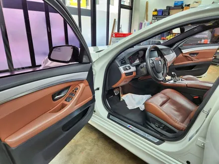 BMW F바디 520D 우드트림 실내 리얼카본 포인트 랩핑 3M 유광카본 자동차 고퀄리티 랩핑 맛집 / 수원시 영통구 이의동