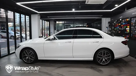 [랩스타일 코리아] 화이트 벤츠 E200d 블랙 PPF 루프스킨 및 WS 카본 필름 사이드 미러 랩핑으로 변화를 주다 / 김포시 마산동
