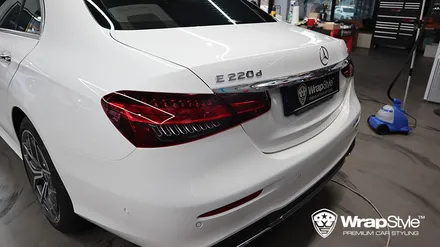 [랩스타일 코리아] 화이트 벤츠 E200d 블랙 PPF 루프스킨 및 WS 카본 필름 사이드 미러 랩핑으로 변화를 주다 / 김포시 마산동