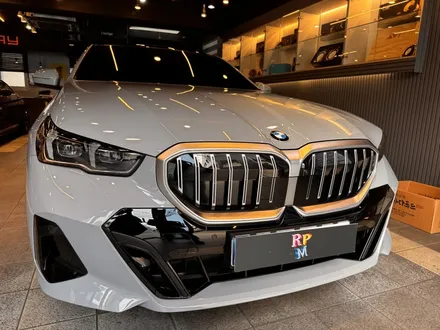 부산BMW튜닝 G60 520i 블랙M그릴 유광으로 고급스럽게 교체 / 부산 동래, 양산